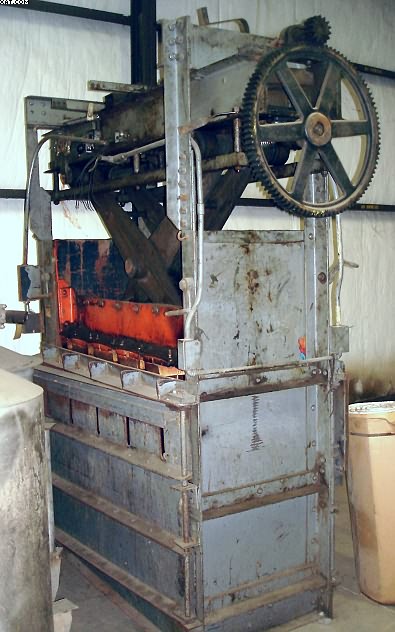 LOGEMANN Vertical Baler, 24x40x40" bale,